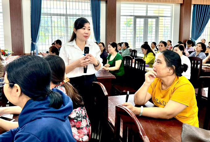 Bà Nguyễn Thị Thao - Phó trưởng Phòng Nghiệp vụ Chi cục An toàn vệ sinh thực phẩm tỉnh trao đổi, giải đáp với học viên tại buổi tập huấn