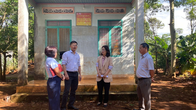 Đoàn kiểm tra của Sở Xây dựng đi kiểm tra thực tế tại một số hộ nghèo trên địa bàn xã Ia Kênh, TP. Pleiku (Ảnh: Sơn Ca)