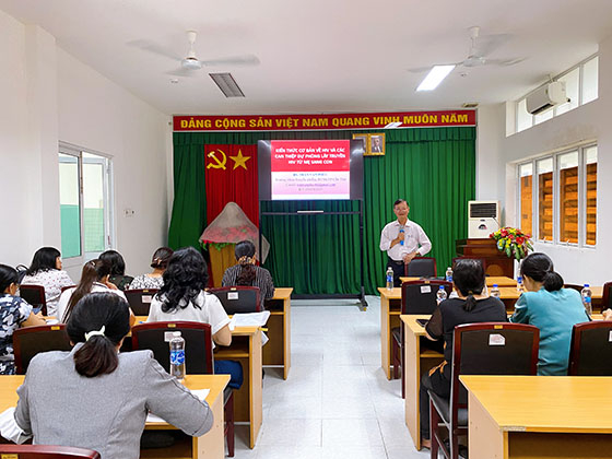 Ông Trần Văn Phúc - Trưởng khoa Truyền nhiễm, Bệnh viện Đa khoa TP. Cần Thơ trình bày kiến thức cơ bản về HIV và các can thiệp dự phòng lây truyền HIV từ mẹ sang con