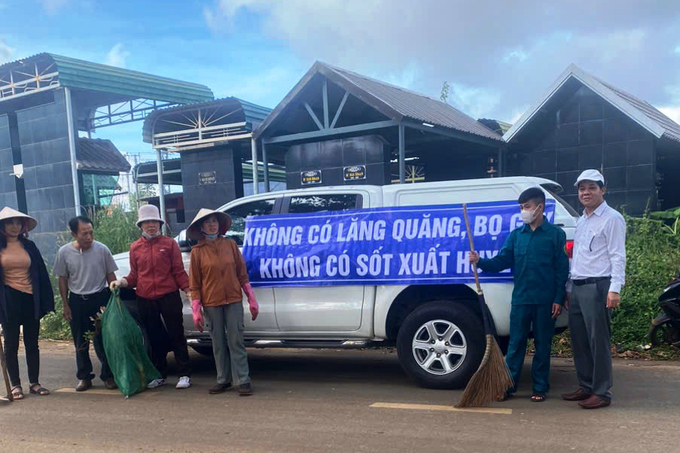 Trung tâm Y tế TP. Buôn Ma Thuột cùng trạm y tế phường Tân Lập tuyên truyền người dân phòng chống SXH với khẩu hiệu 