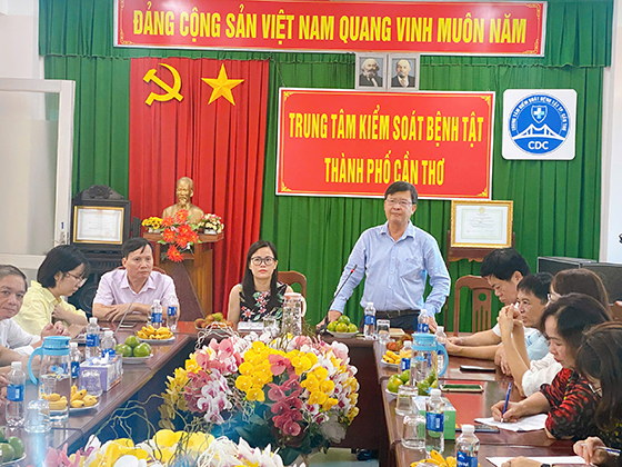 Ông Huỳnh Minh Trúc - Giám đốc Trung tâm Kiểm soát bệnh tật Cần Thơ phát biểu tại buổi chia sẻ kinh nghiệm phòng chống HIV/AIDS