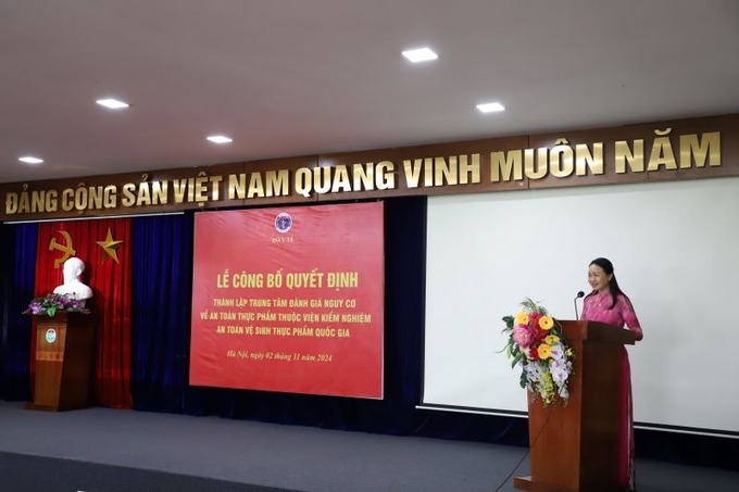 PGS.TS Lê Thị Hồng Hảo - Viện Trưởng Viện kiểm nghiệm an toàn vệ sinh thực phẩm quốc gia phát biểu tại buổi lễ