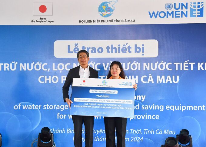 Cơ quan Liên Hợp quốc về bình đẳng giới và trao quyền cho phụ nữ (UN Women) tại Việt Nam trao bảng tượng trưng các thiết bị lọc nước, trữ nước và tiết kiệm nước tưới tiêu cho 620 phụ nữ tỉnh Cà Mau