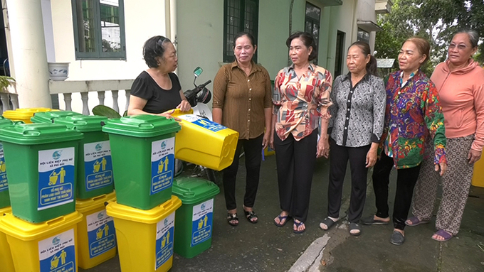 Huyện Tam Nông phát trên 1.400 thùng để phân loại rác thải tại nguồn cho người dân