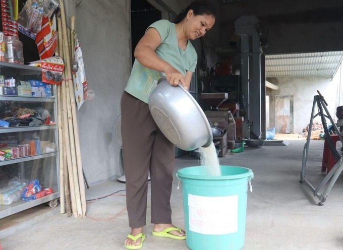 Hội viên Hội Liên hiệp Phụ nữ xã Đắk Liêng góp gạo vào hũ gạo tình thương để giúp đỡ hội viên có hoàn cảnh khó khăn