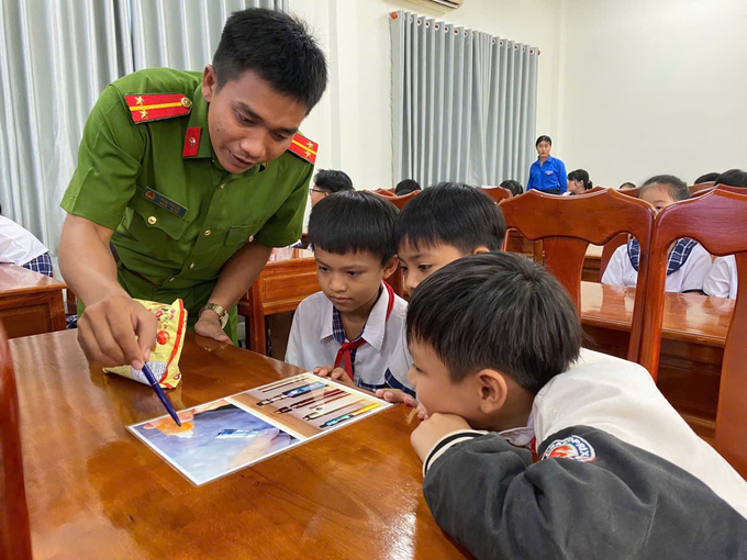 Ban Thanh niên Công an tỉnh tuyên truyền pháp luật về tác hại của ma túy và thuốc lá điện tử cho học sinh các trường trên địa bàn tỉnh