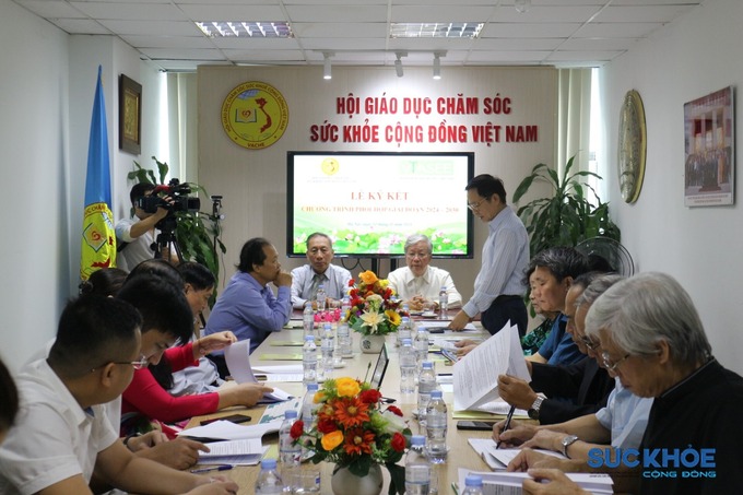 TS. Lê Đình Tiến, nguyên Thứ trưởng Bộ Khoa học và Công nghệ, Phó Chủ tịch Hội GDCSSKCĐ Việt Nam báo cáo nội dung chương trình phối hợp giữa 2 Hội