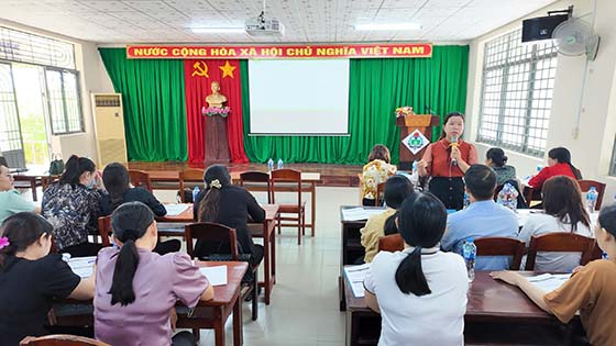 Báo cáo viên Khoa Dinh dưỡng, Trung tâm Kiểm soát bệnh tật TP. Cần Thơ hướng dẫn công tác tổ chức bữa ăn học đường kết hợp tăng cường hoạt động thể lực cho trẻ em, học sinh trong các cơ sở giáo dục mầm non, tiểu học, trung học cơ sở tại lớp tập huấn