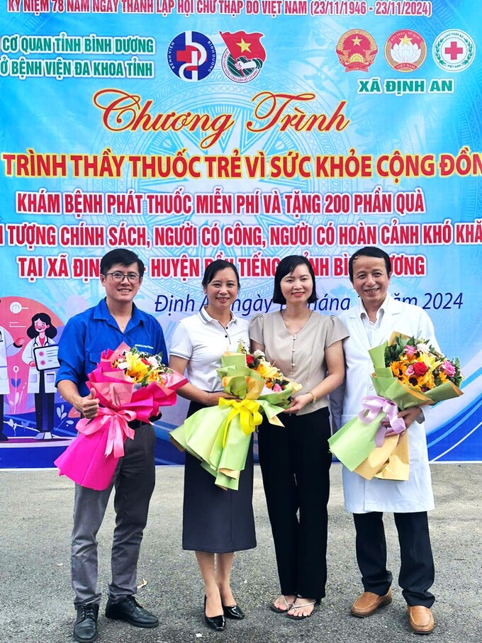 Đại diện lãnh đạo xã Định An, huyện Dầu Tiếng trao hoa cảm ơn đoàn