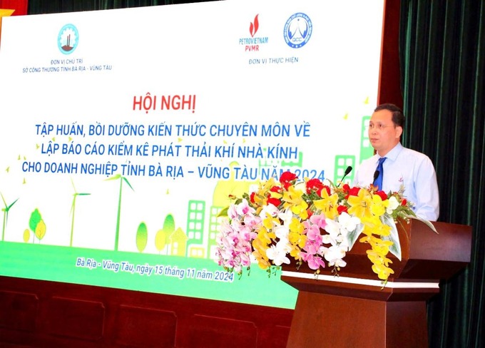 Đại diện Trung tâm Chứng nhận chất lượng và Phát triển doanh nghiệp chia sẻ các nội dung tại hội nghị