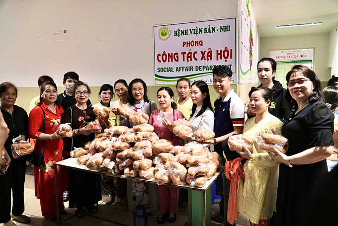 Phòng công tác xã hội phối hợp với các nhà hảo tâm phát hơn 200 phần bánh mì và sữa cho bệnh nhân, thân nhân người bệnh