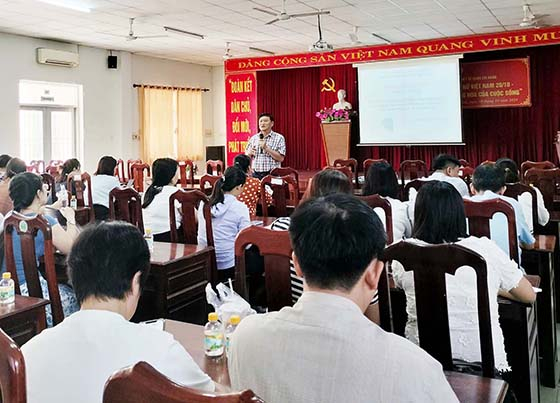 Bác sĩ Lê Phúc Hiển - Phó Trưởng khoa Phòng chống bệnh truyền nhiễm - Kiểm dịch y tế quốc tế, Trung tâm Kiểm soát bệnh tật TP. Cần Thơ trình bày tại lớp tập huấn