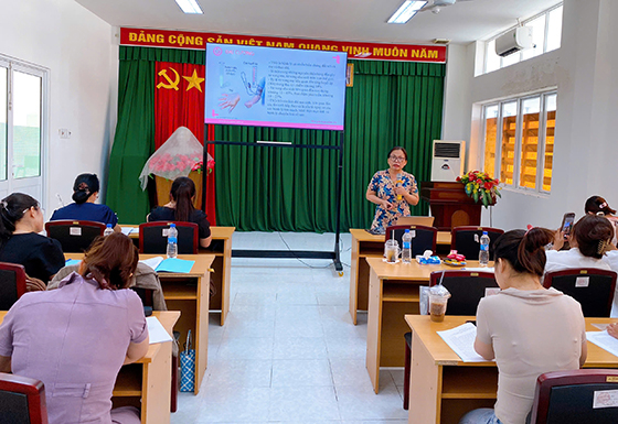 BS.CKII Đỗ Thị Minh Nguyệt - Phó trưởng khoa sản bệnh, Bệnh viện Phụ sản TP. Cần Thơ trình bày tại lớp tập huấn 