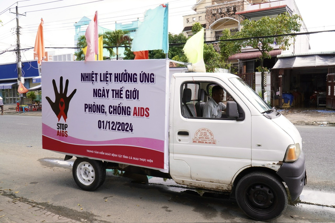 Xe tuyên truyền phòng chống HIV/AIDS tại Cà Mau