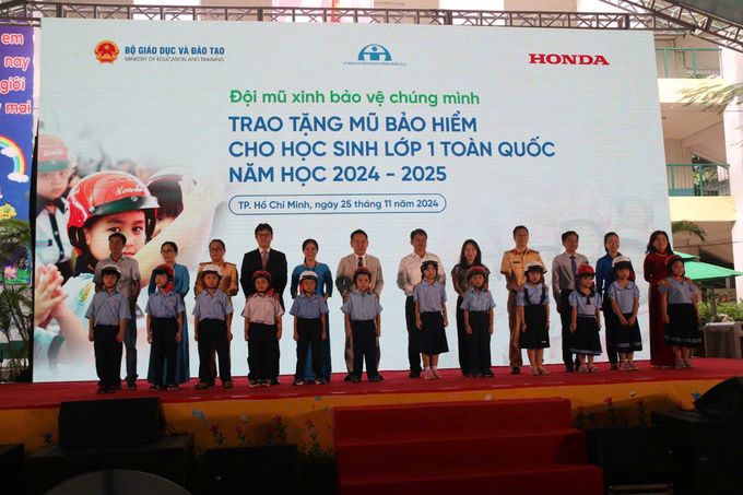 Trao tặng mũ bảo hiểm cho học sinh lớp một khu vực phía Nam năm học 2024 – 2025