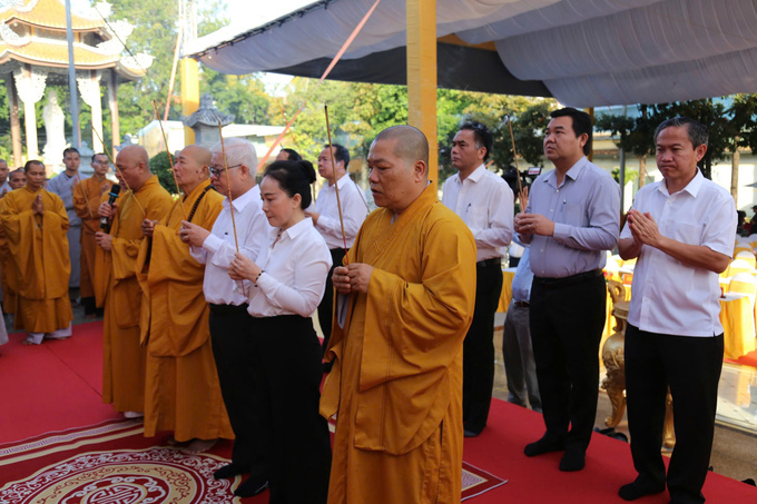 Ông Nguyễn Văn Lợi - Bí thư tỉnh và các đại biểu dâng hương cụ Phó bảng Nguyễn Sinh Sắc