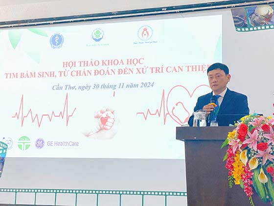 Bác sĩ Ông Huy Thanh - Phó giám đốc Bệnh viện Nhi đồng TP. Cần Thơ phát biểu tại hội thảo khoa học “Tim bẩm sinh từ chẩn đoán đến xử trí can thiệp”