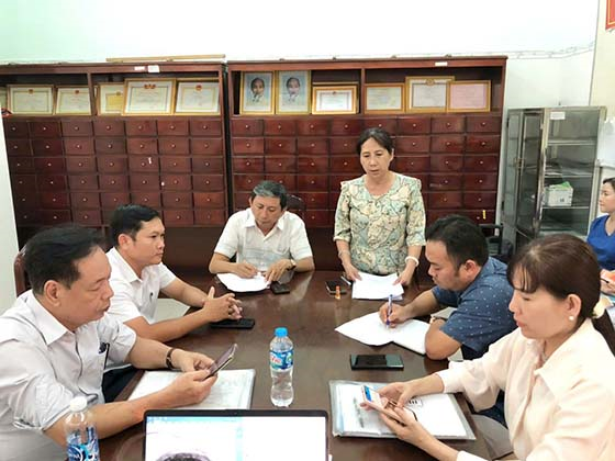 Đoàn kiểm tra làm việc tại các trạm y tế