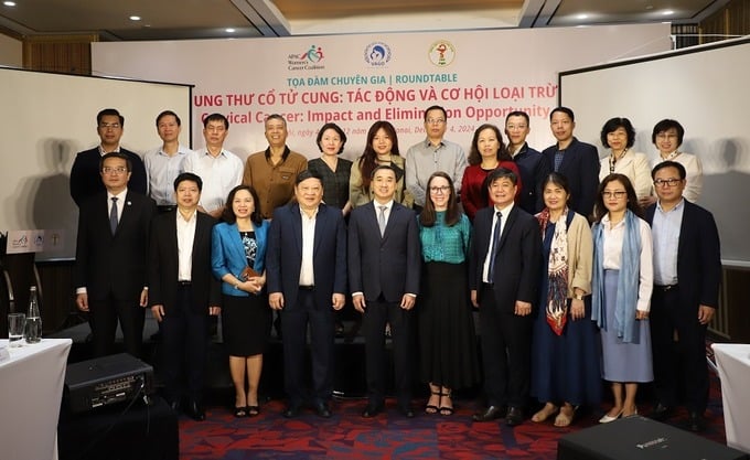 Thứ trưởng Bộ Y tế Trần Văn Thuấn cùng các đại biểu chụp ảnh lưu niệm tại tọa đàm