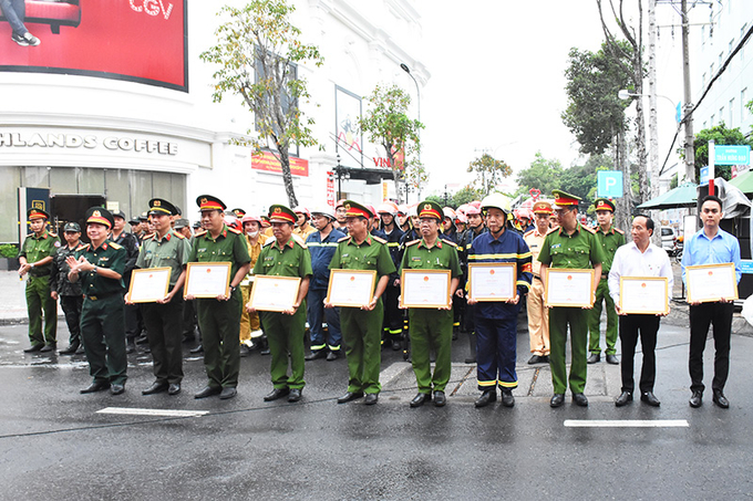 Đại tá Trần Quốc Khởi - Ủy viên Ban Thường vụ Tỉnh ủy, Chỉ huy trưởng Bộ Chỉ huy Quân sự tỉnh trao Bằng khen của UBND tỉnh Sóc Trăng cho các tập thể, cá nhân tiêu biểu (Ảnh: Song Lê)