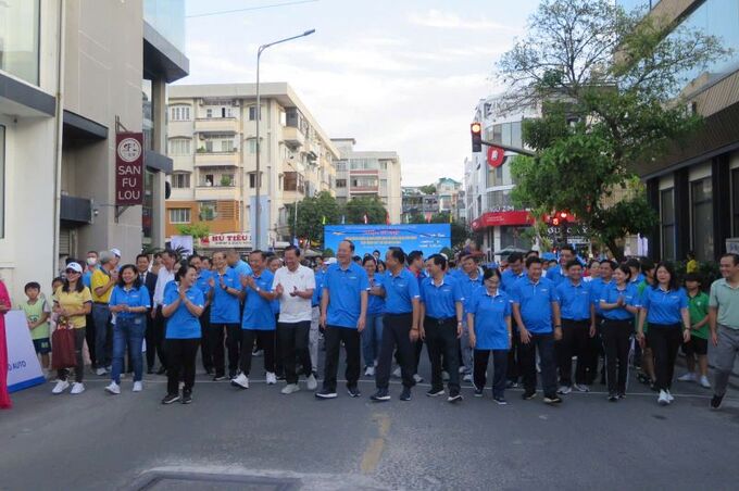 Chủ tịch UBND Thành phố Phan Văn Mãi cùng Phó Bí thư Thường trực Thành ủy Nguyễn Hồ Hải cùng các đại biểu tham gia đi bộ “Đồng hành chăm lo cho người dân có hoàn cảnh khó khăn”