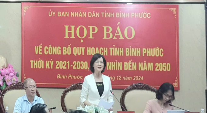 Bà Trần Tuyết Minh, Phó Chủ tịch UBND tỉnh Bình Phước phát biểu tại Họp báo