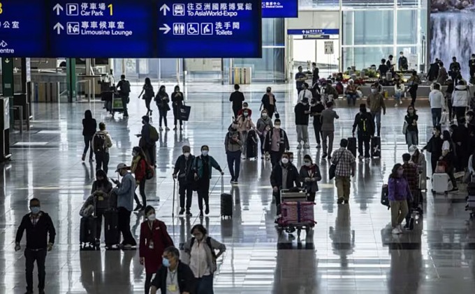 Hành khách tại Sân bay quốc tế Hong kong tháng 12/2022 (Ảnh: AFP)