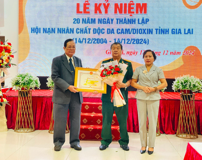 Phó Chủ tịch HĐND tỉnh Ayun H’Bút trao bằng khen của Chủ tịch UBND tỉnh cho lãnh đạo Hội (Ảnh: Lam Nguyên)