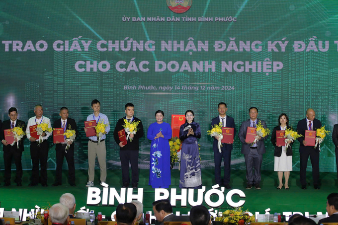 Lãnh đạo tỉnh Bình Phước đã trao giấy chứng nhận đăng ký đầu tư cho 32 doanh nghiệp 