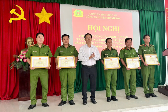 Khen thưởng các cá nhân, tập thể có thành tích thực hiện phòng, chống tội phạm, bảo đảm trật tự, an toàn giao thông trên tuyến quốc lộ N2