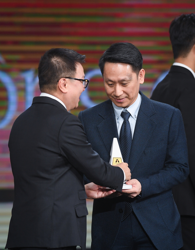 Ông Lê Quốc Minh - Tổng Biên tập Báo Nhân Dân, Trưởng Ban Tổ chức giải thưởng Human Act Prize 2024 trao giải thưởng năm cho đại diện Nestlé Việt Nam