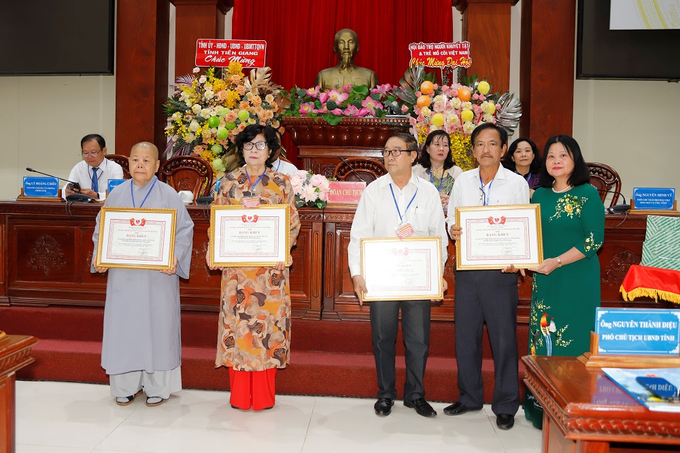 Trao bằng khen của Trung ương Hội