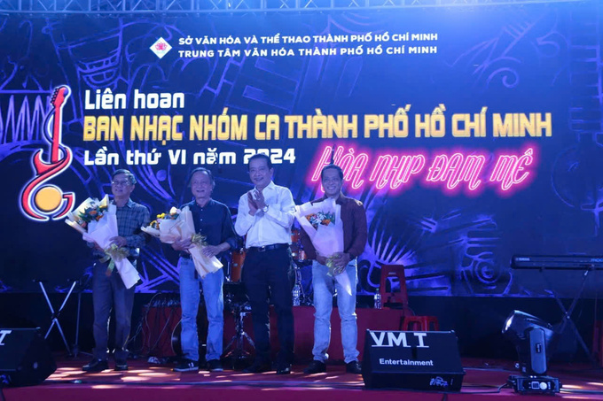 Ông Võ Trọng Nam - Phó Giám đốc Sở Văn hóa và Thể thao TP. Hồ Chí Minh tặng hoa Ban giám khảo