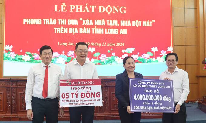 Đại diện MTTQ Việt Nam tỉnh nhận bảng tượng trưng kinh phí trao tặng từ các nhà tài trợ