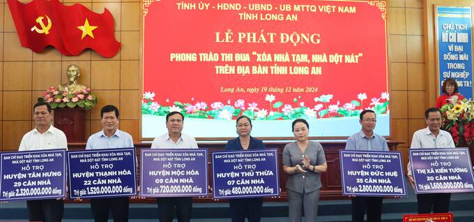 Chủ tịch Ủy ban MTTQ Việt Nam tỉnh – Nguyễn Thị Thu Trinh trao bảng tượng trưng hỗ trợ kinh phí xóa nhà tạm, nhà dột nát cho các địa phương