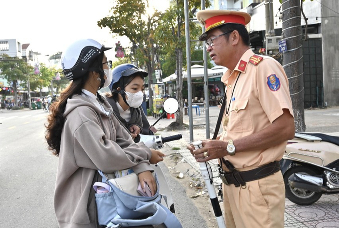 Cảnh sát giao thông kiểm tra học sinh điều khiển phương tiện đi học