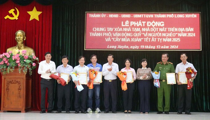 Trao thư cảm ơn cho tập thể, cá nhân tích cực đóng góp kinh phí