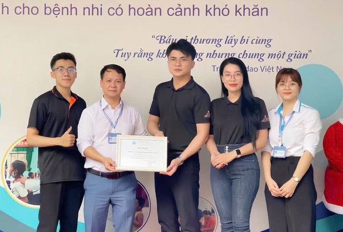 Ông Chu Văn Thành - Phó Trưởng Phòng công tác xã hội bệnh viện Nhi Đồng 1 trao thư cám ơn ông Phạm Hoàng Nam Minh Nhật - Giám đốc điều hành chuỗi nhượng quyền Công ty TNHH TOPPKKI Việt Nam