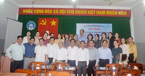 Các đại biểu tham dự chụp hình lưu niệm tại hội nghị và họp mặt họp mặt kỷ niệm Ngày Dân số Việt Nam 26/12