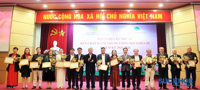 Hội trao bằng khen và Cúp cho 16 cá nhân có nhiều đóng góp tích cực