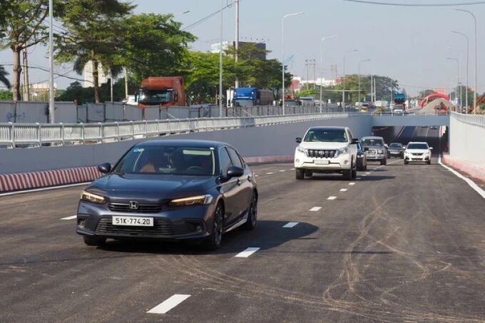 Phương tiện di chuyển qua hầm chui nút giao Nguyễn Văn Linh - Nguyễn Hữu Thọ