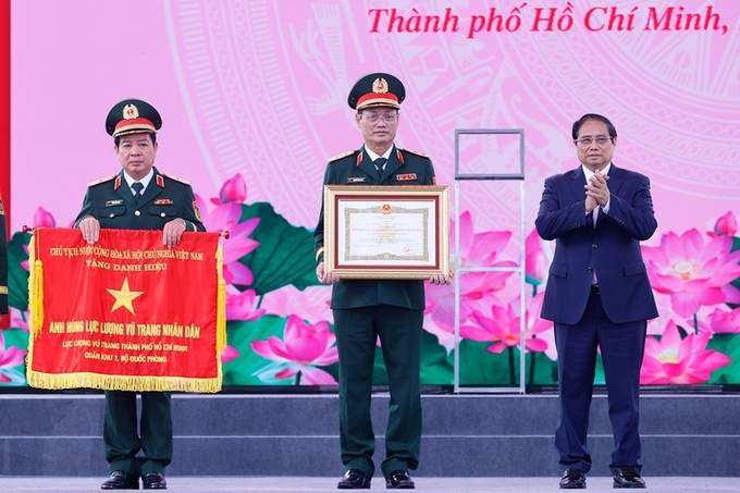 Thủ tướng Chính phủ Phạm Minh Chính chúc mừng Lực lượng vũ trang TPHCM đón nhận danh hiệu Anh hùng Lực lượng vũ trang nhân dân