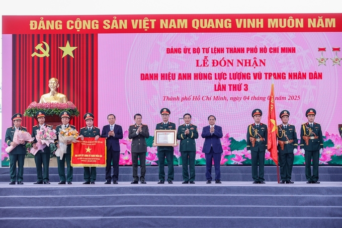 Thủ tướng Chính phủ Phạm Minh Chính và các đồng chí lãnh đạo Đảng, Nhà nước chúc mừng Lực lượng vũ trang TP. HCM đón nhận danh hiệu Anh hùng Lực lượng vũ trang nhân dân