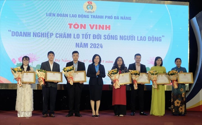 Chủ tịch Liên đoàn Lao động thành phố Phan Thị Thuý Linh trao tặng bằng khen của UBND thành phố cho doanh nghiệp chăm lo tốt đời sống người lao động