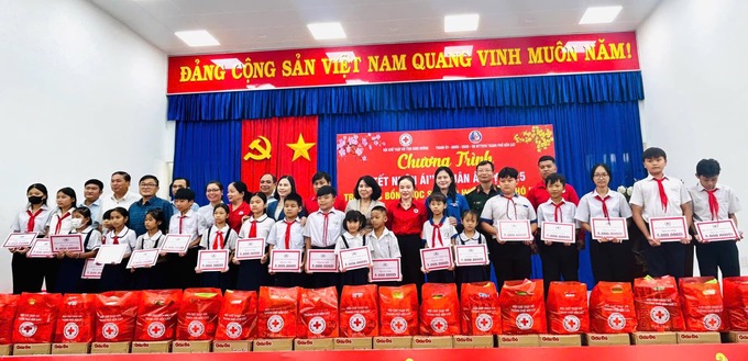 Hội CTĐ tỉnh Bình Dương đã trao tặng học bổng cho 94 học sinh có hoàn cảnh khó khăn TP. Bến Cát với tổng trị giá 470 triệu đồng