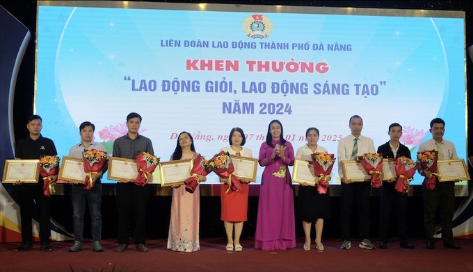 Phó Chủ tịch UBND thành phố Nguyễn Thị Anh Thi trao bằng khen cho các đoàn viên tiêu biểu trong phong trào thi đua “Lao động giỏi, lao động sáng tạo”