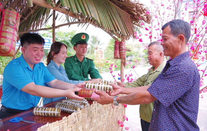 Chương trình tặng bánh tét cho người nghèo trên địa bàn