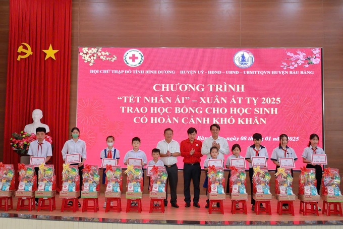 Trao 20 suất học bỗng cho học sinh khó khăn tại  huyện Bàu Bàng