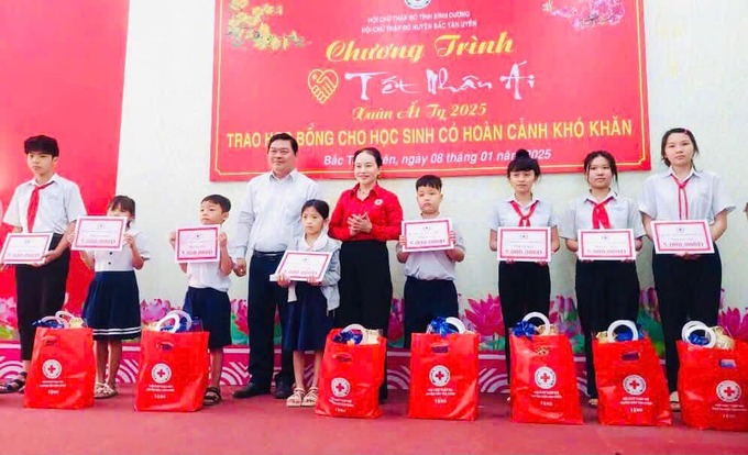 Trao học bỗng cho 20 học sinh có hoàn cảnh khó khăn tại huyện Bắc Tân Uyên