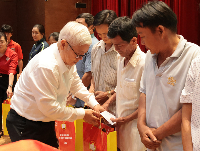 Ông Nguyễn Văn Lợi, Bí thư tỉnh Bình Dương trao tặng quà cho các gia đình chính sách, người có công, hộ nghèo, cũng như công nhân lao động trên địa bàn tỉnh 